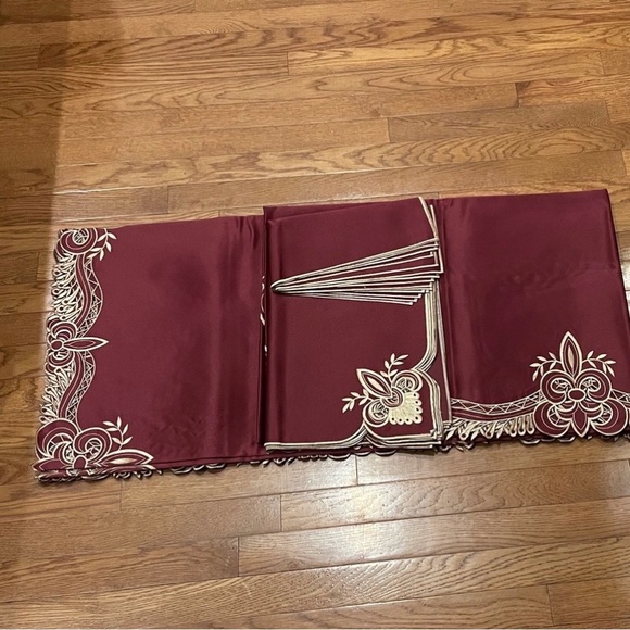 Elegant Burgandt and Gold Embroidered Tablecloth and Napkin Set - Picture 4 of 9